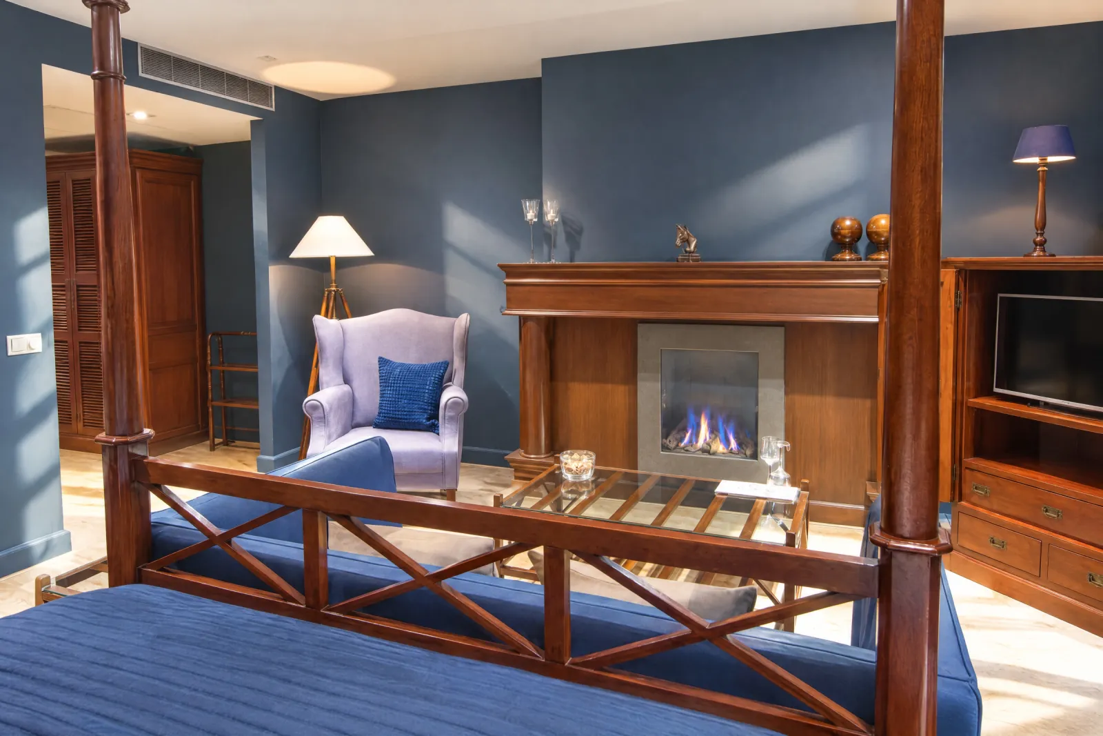 Oorfauteuil en mahoniehouten schouw met gashaard in de Colonial Suite