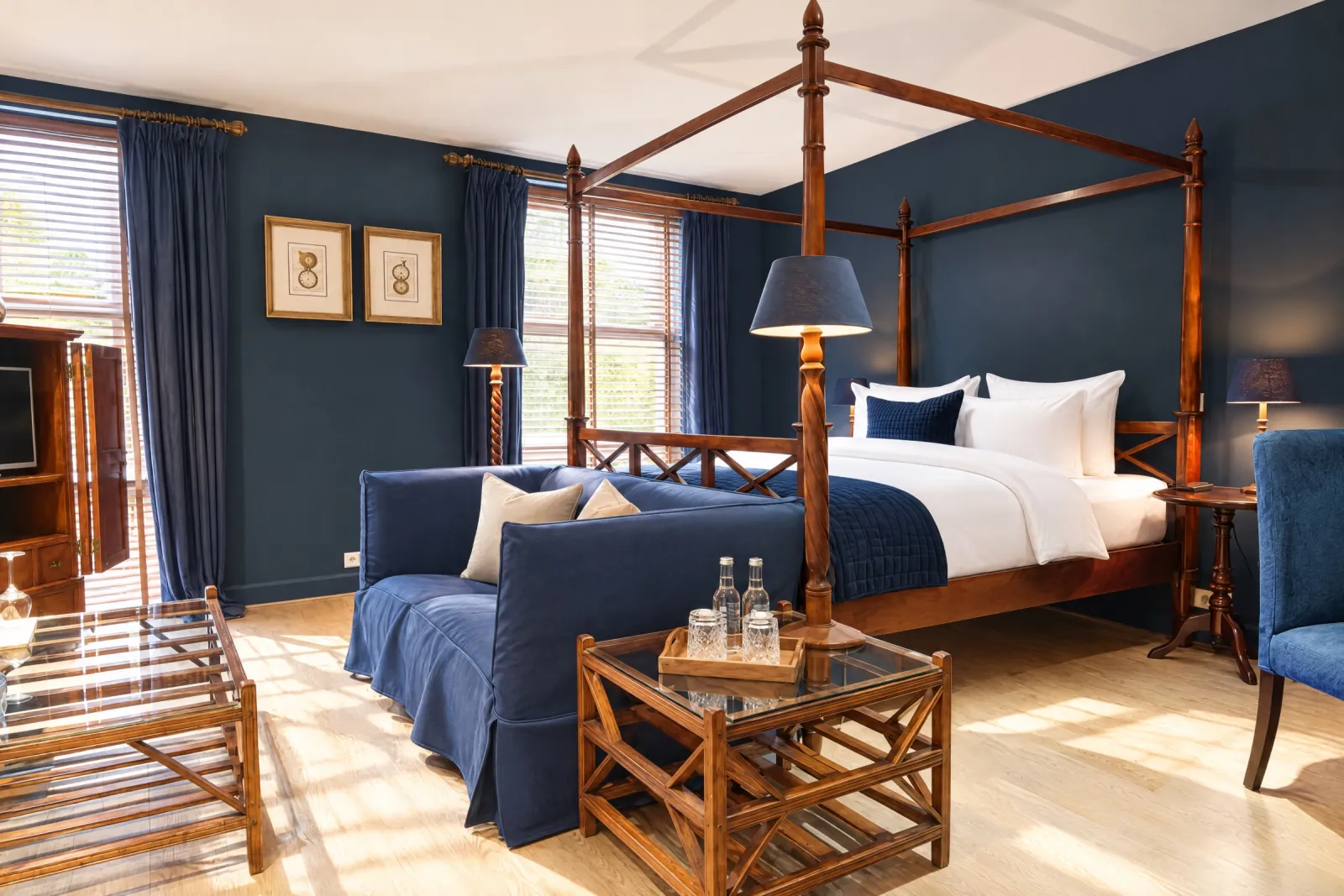 Colonial Suite met mahoniehouten hemelbed, blauwe bank en donkerblauwe wanden