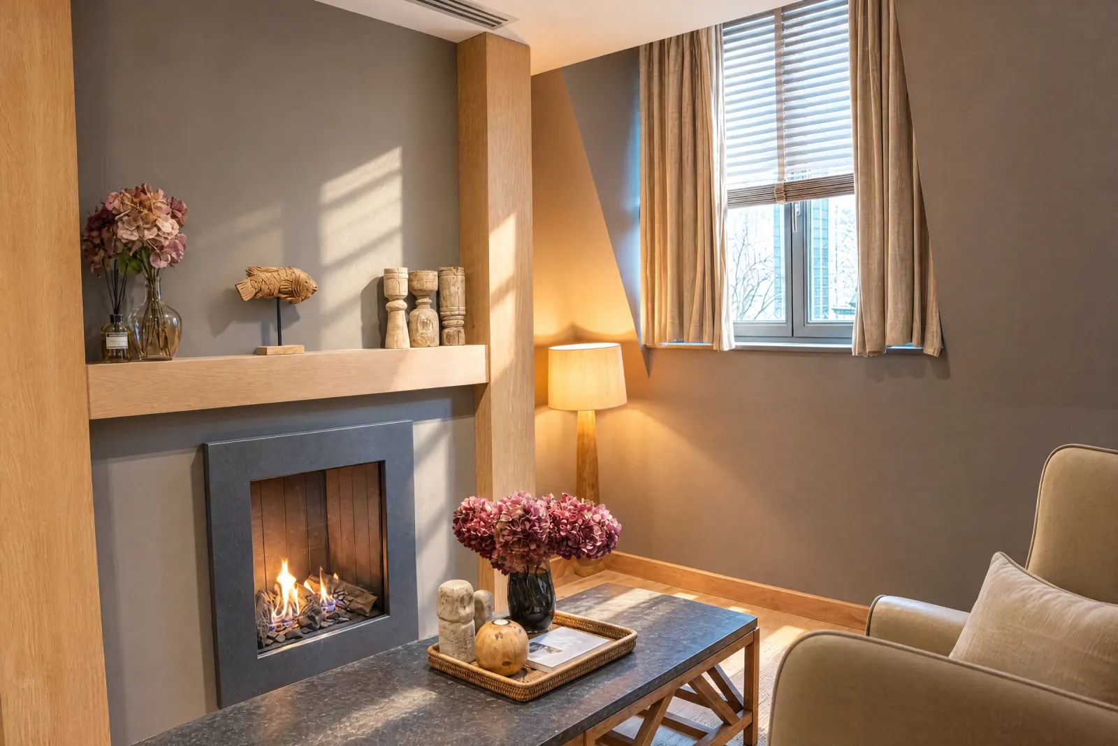 Gashaard in eiken ombouw met hortensia's en een okergele fauteuil in de Mystery Suite