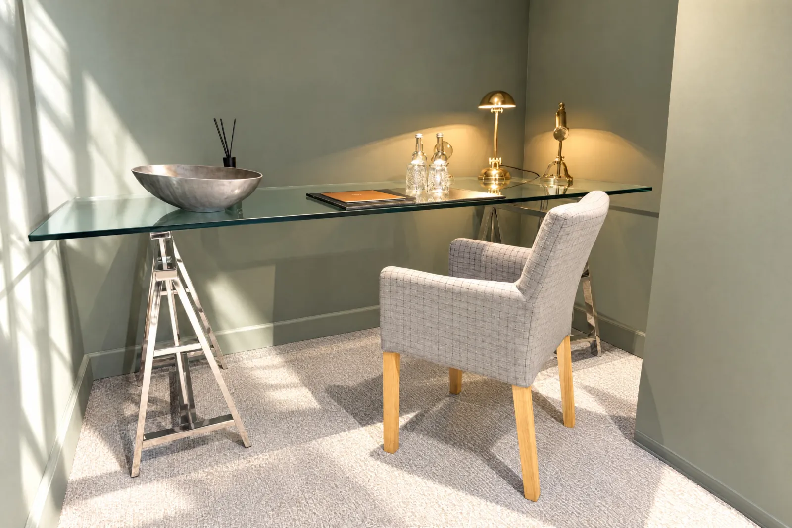 Bureau met glazen blad en een tweed stoel in de Superior Suite