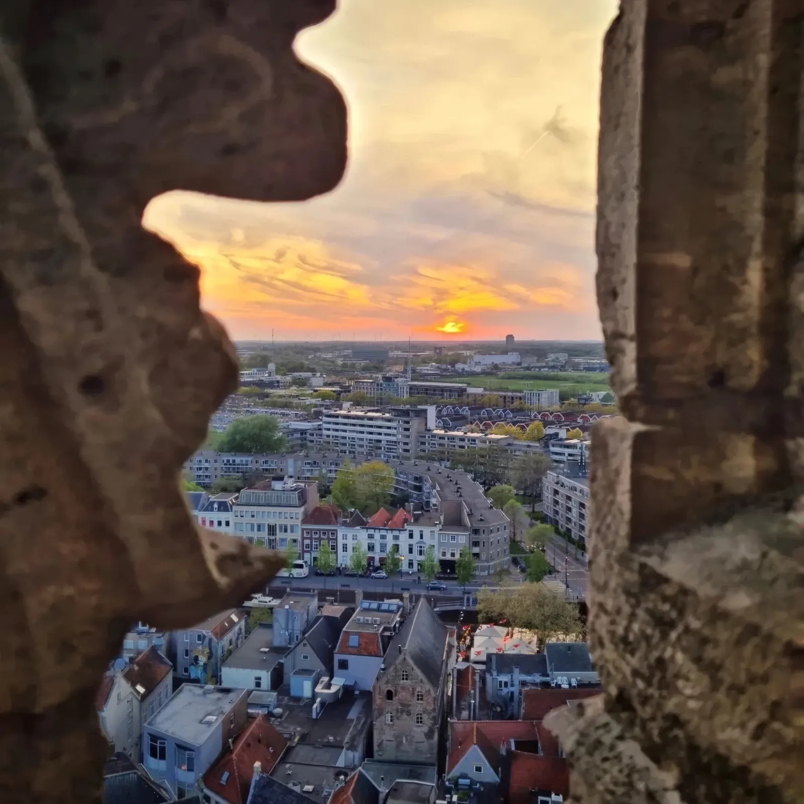 Uitzicht over de daken van Breda vanaf de toren van de Grote Kerk bij zonsondergang