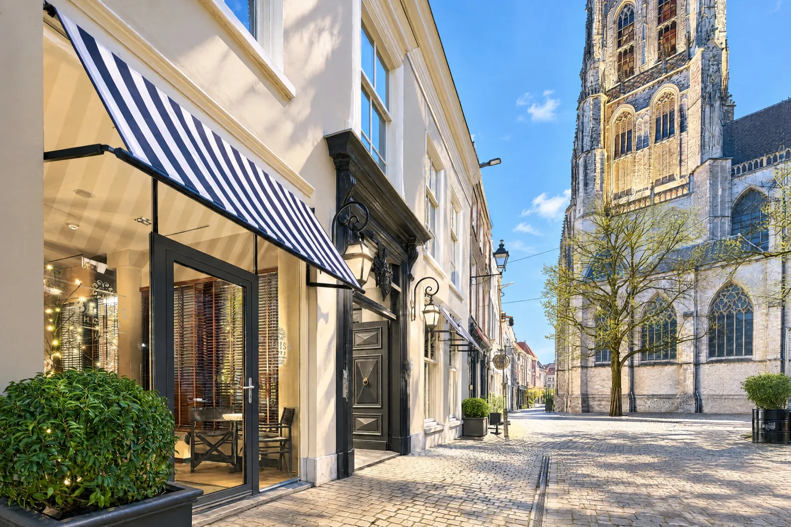 De Torenstraat met de toren van de Grote Kerk op een zonnige ochtend